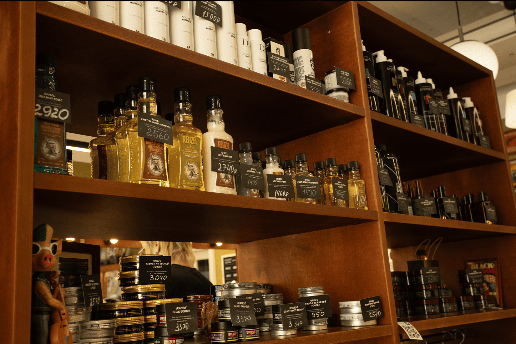Fckng Barbers Бауманская | Стенд с косметическими продуктами