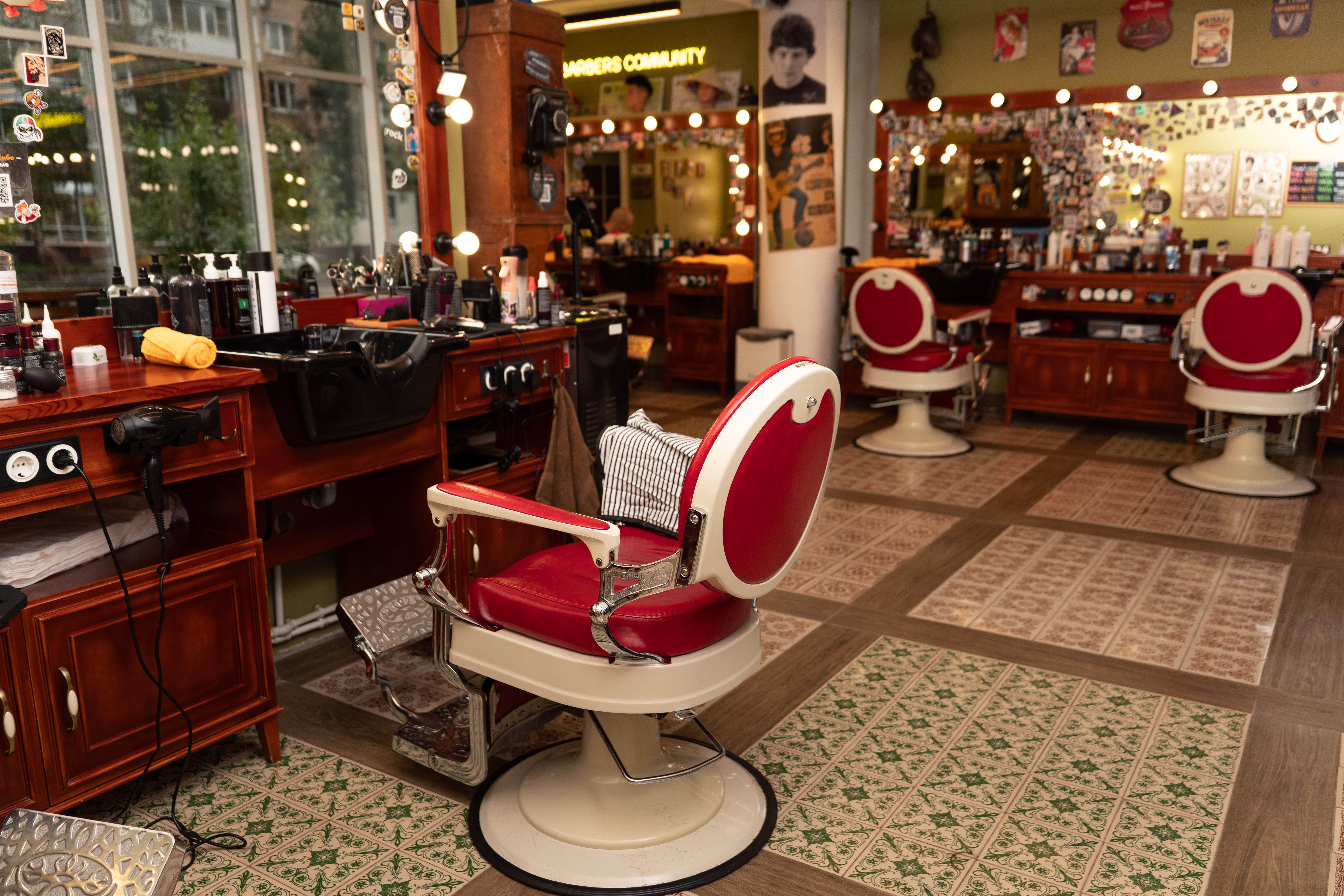Интерьер барбершопа Fckng Barbers Первомайская с двумя рабочими зонами и панорамным окном